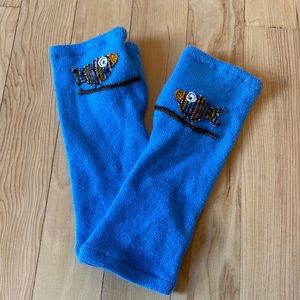 Blue fingerless cashmere gloves.